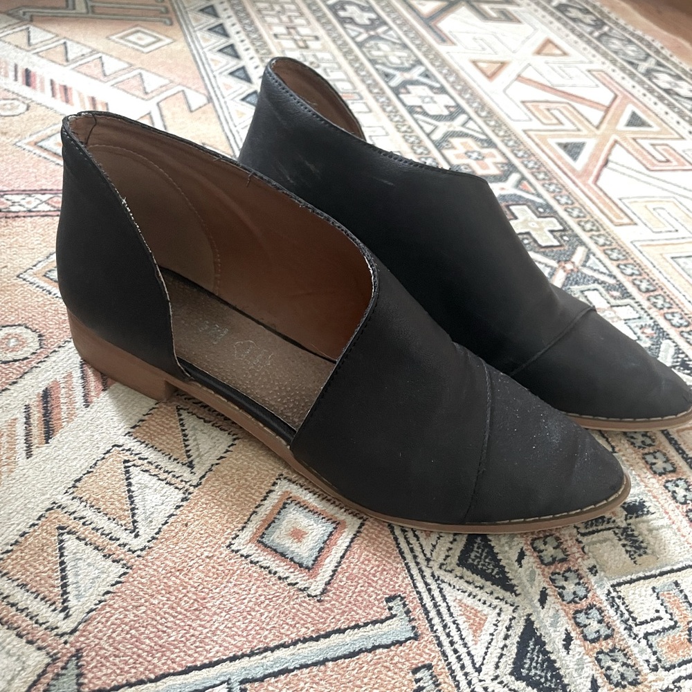 Trendy Side Cut Out Slip On Flats // Black faux leather size 9.5